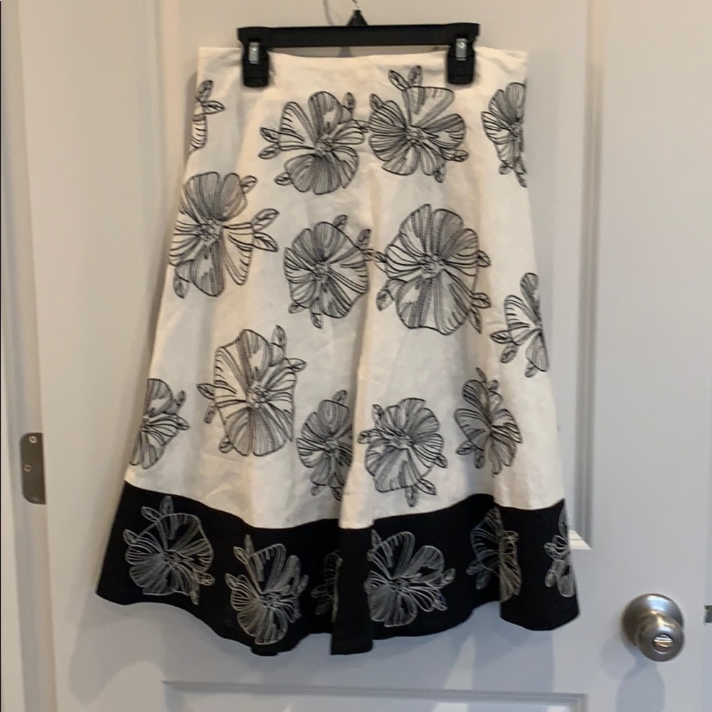 Off whit and black embroidered skirt